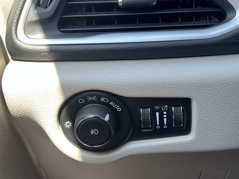 Used 2023 Chrysler Pacifica Touring-L FWD image 23