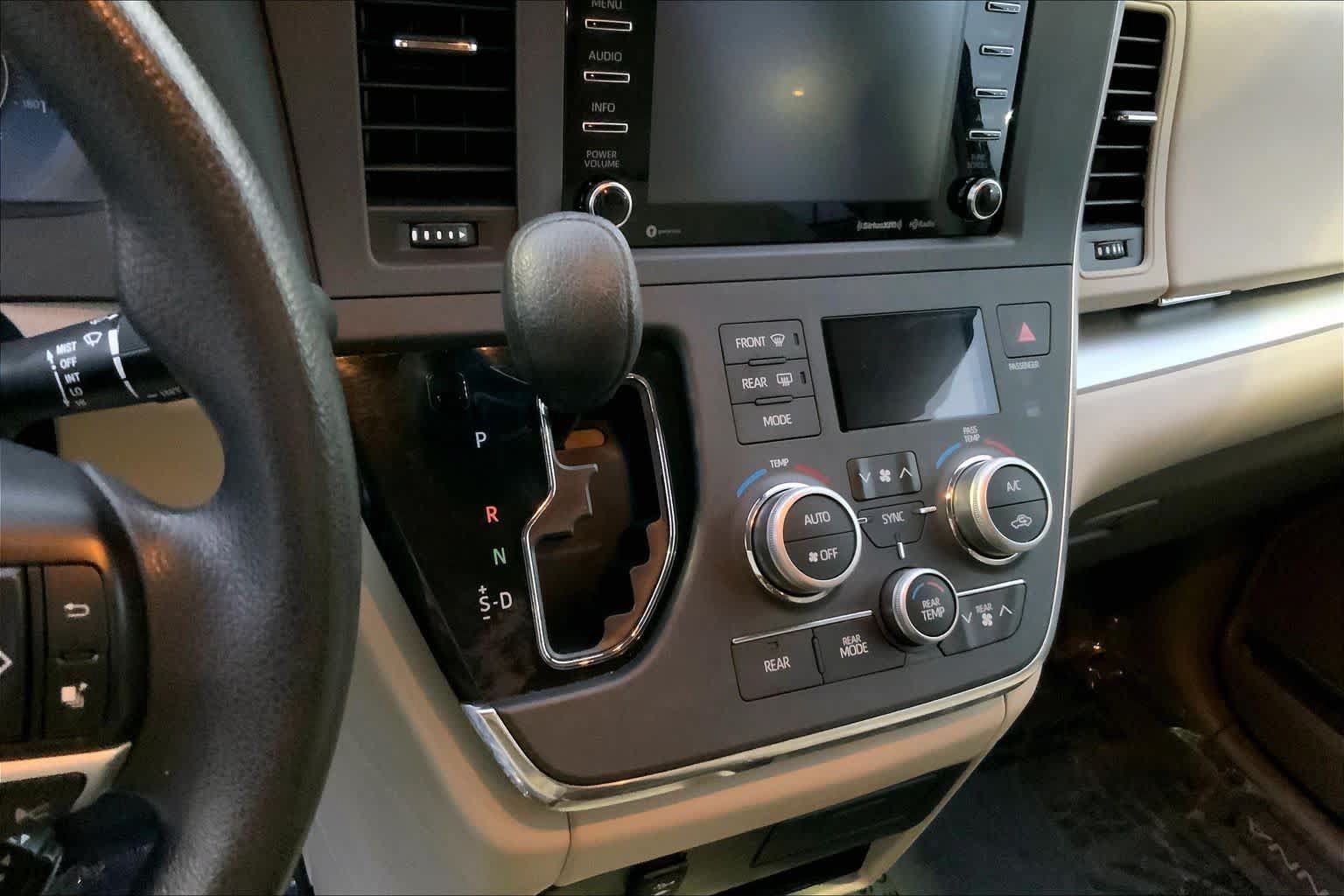 Used 2018 Toyota Sienna LE FWD image 14