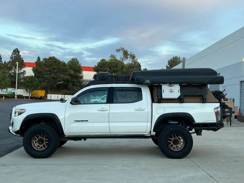 Used 2020 Toyota Tacoma TRD Off-Road w/ Technology Package AWD/4WD image 2