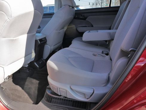 Used 2021 Toyota Highlander LE image 18