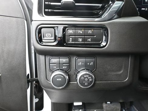 Used 2025 GMC Yukon XL Denali AWD/4WD image 34