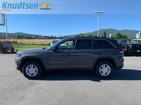 Used 2025 Jeep Grand Cherokee Laredo w/ Luxury Tech Group I AWD/4WD image 4