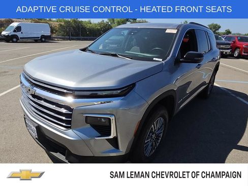 Used 2025 Chevrolet Traverse LT FWD image 1