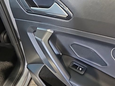 Used 2022 Volkswagen Tiguan SE image 16