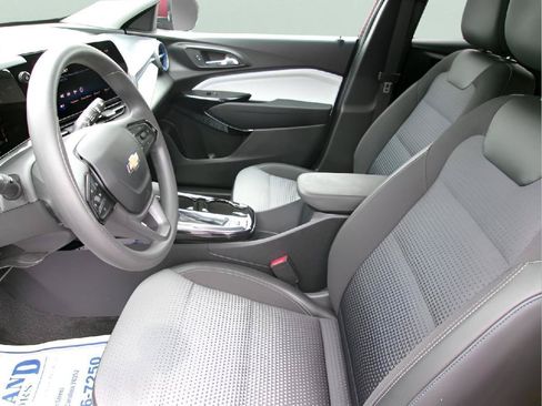 Used 2024 Chevrolet Trax LT FWD image 13