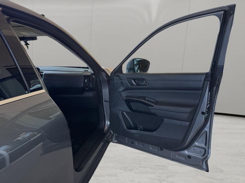 Used 2025 Nissan Pathfinder SV FWD image 29