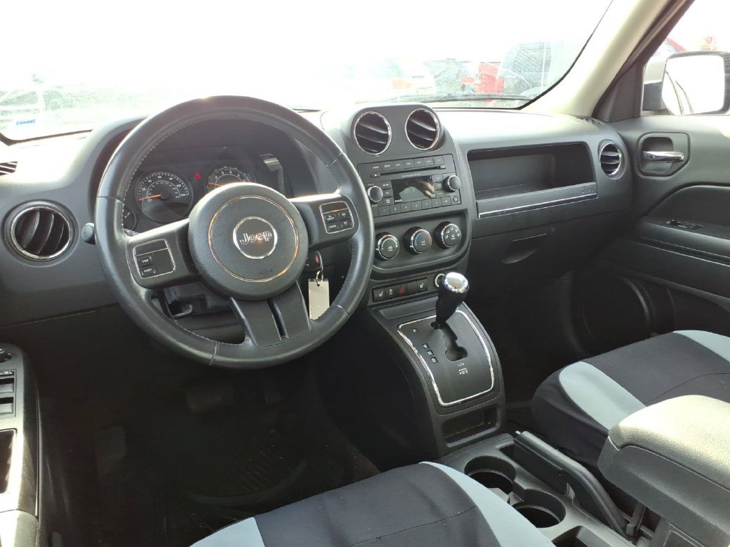 Used 2014 Jeep Patriot Latitude AWD/4WD image 10