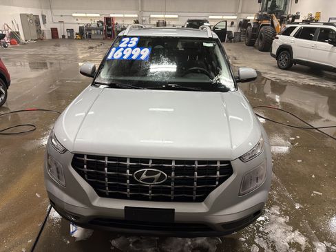 Used 2023 Hyundai Venue SEL w/ Cargo Package image 2