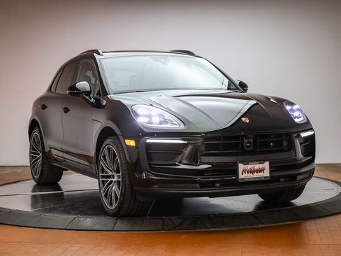 Certified 2025 Porsche Macan image 12