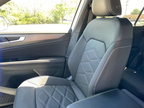 Used 2025 Volkswagen Atlas Cross Sport SE AWD/4WD image 16