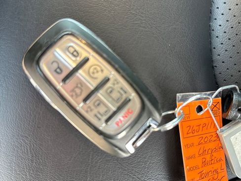 Certified 2023 Chrysler Pacifica Touring-L image 39
