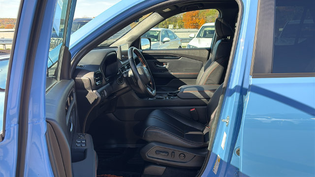 Used 2025 Honda Pilot TrailSport image 11