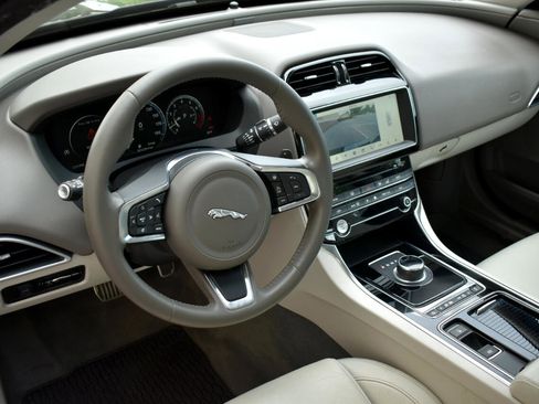 Used 2019 Jaguar XE Prestige image 15