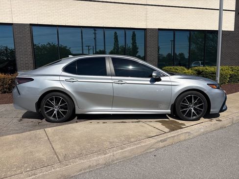 Used 2024 Toyota Camry SE image 2
