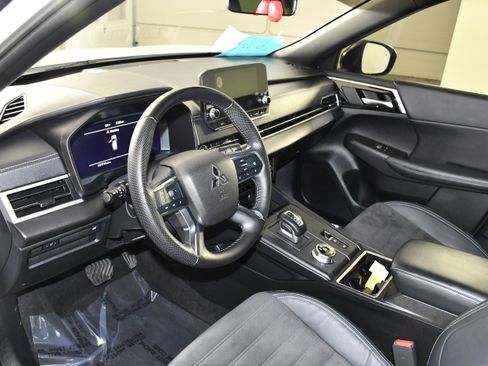 Used 2023 Mitsubishi Outlander SE Black Edition AWD/4WD image 2