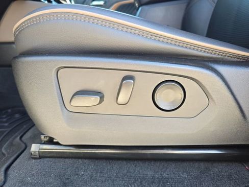 Used 2024 GMC Canyon Denali image 16