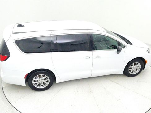 Used 2024 Chrysler Pacifica Touring-L image 40