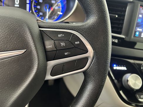 Used 2021 Chrysler Voyager L FWD image 15