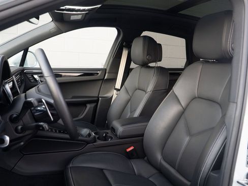 Certified 2025 Porsche Macan S image 5