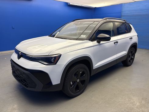 New 2026 Volkswagen Taos SE image 4