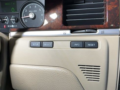 Used 2007 Lincoln Town Car Signature RWD image 30