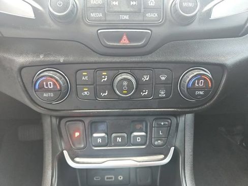 Used 2018 GMC Terrain SLT w/ Preferred Package FWD image 22
