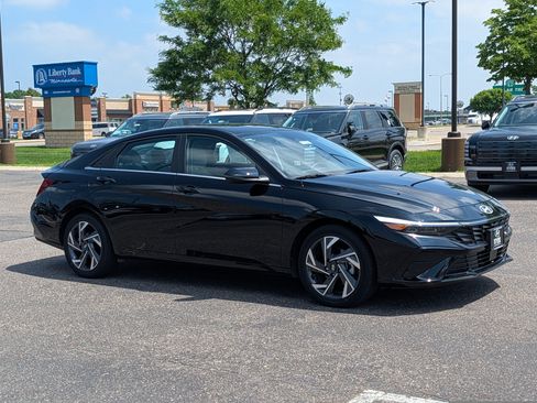 Used 2025 Hyundai Elantra Limited w/ Cargo Package FWD image 7