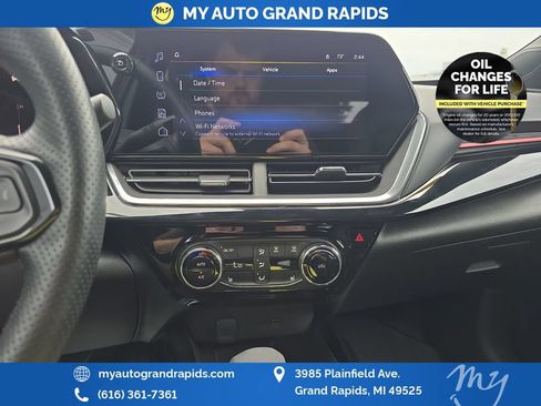 Used 2025 Chevrolet Trax RS FWD image 20