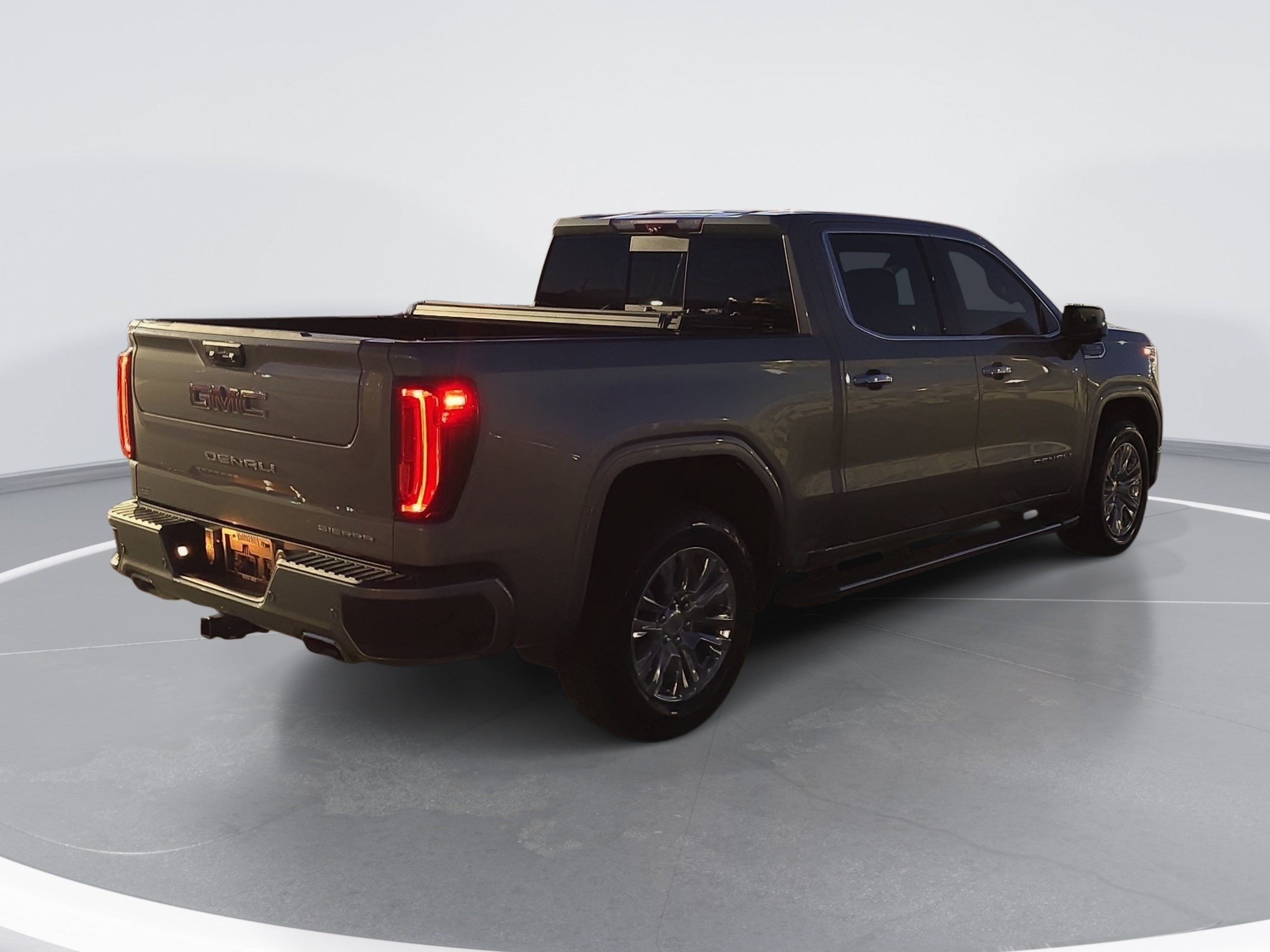 Used 2023 GMC Sierra 1500 Denali w/ Technology Package AWD/4WD image 3