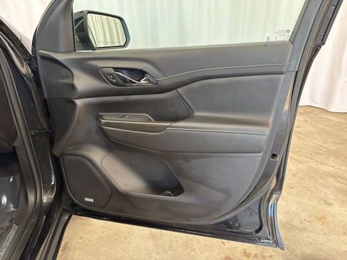 Used 2023 GMC Acadia SLT image 32