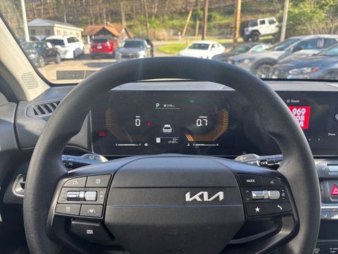 Used 2025 Kia K4 LXS image 28