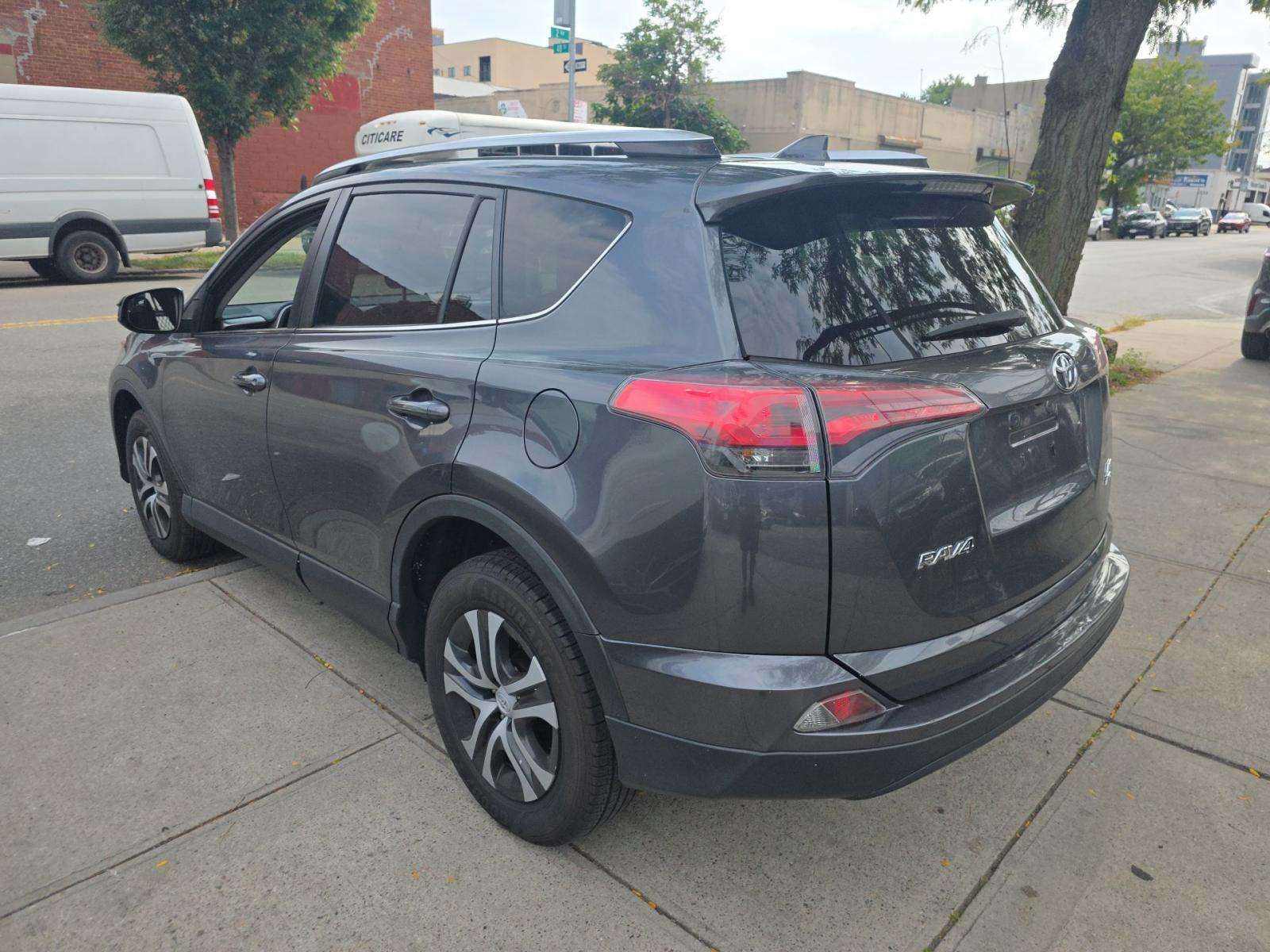 Used 2016 Toyota RAV4 LE AWD/4WD image 2