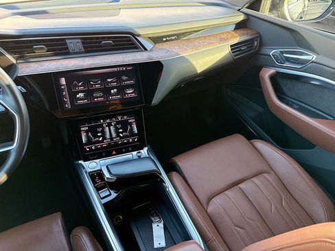 Used 2019 Audi e-tron Prestige w/ Prestige Package image 31