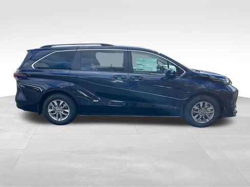 New 2026 Toyota Sienna LE image 6