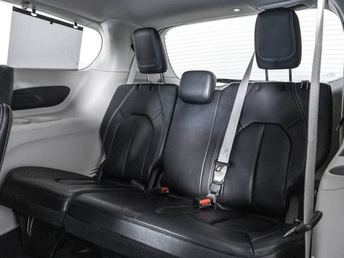 Used 2022 Chrysler Pacifica Touring-L FWD image 35