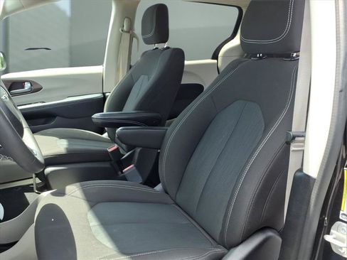 Used 2023 Chrysler Voyager LX FWD image 14