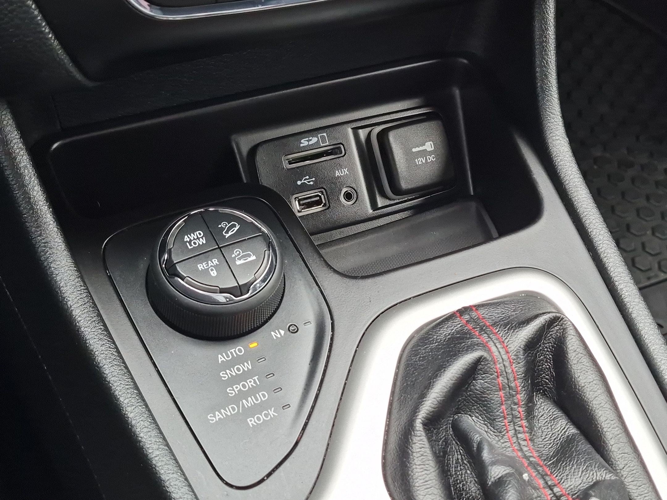 Used 2016 Jeep Cherokee Trailhawk w/ Cold Weather Group AWD/4WD image 26