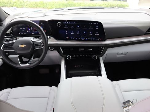 Used 2025 Chevrolet Tahoe Premier AWD/4WD image 16