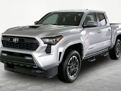 Used 2025 Toyota Tacoma TRD Sport image 3