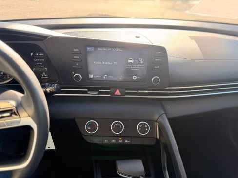 Used 2023 Hyundai Elantra SE w/ Winter Weather Package image 25