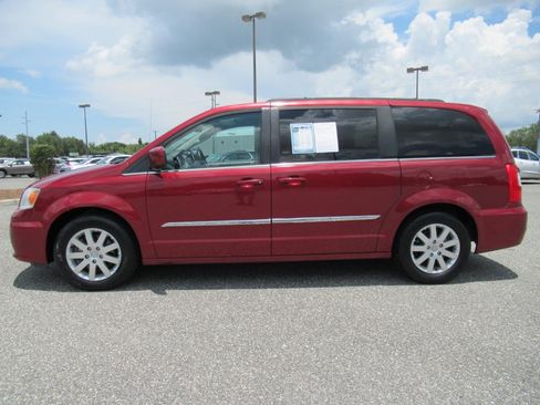 Used 2015 Chrysler Town & Country Touring FWD image 4