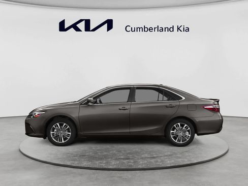 Used 2015 Toyota Camry SE w/ Moonroof Package FWD image 3