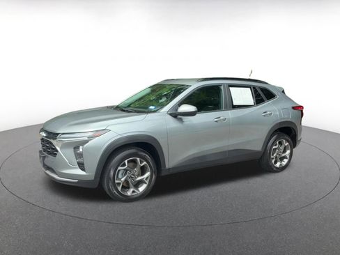 Used 2025 Chevrolet Trax LT FWD image 9
