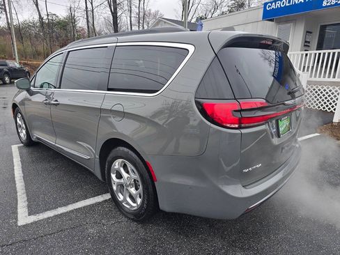 Used 2022 Chrysler Pacifica Limited FWD image 4