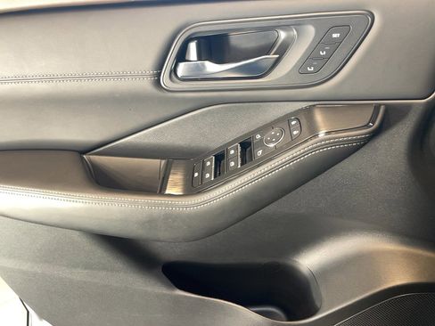 Used 2023 Nissan Rogue SL w/ SL Premium Package image 12