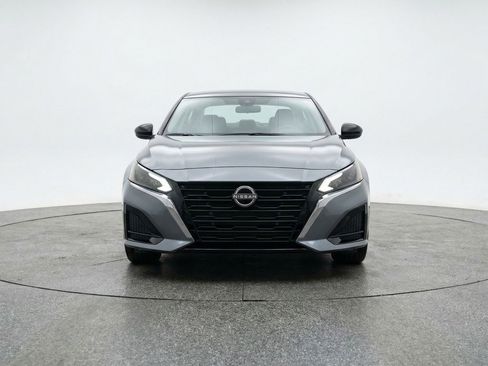 Used 2025 Nissan Altima 2.5 SV FWD image 2