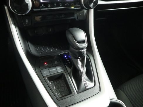 Used 2022 Toyota RAV4 LE image 22