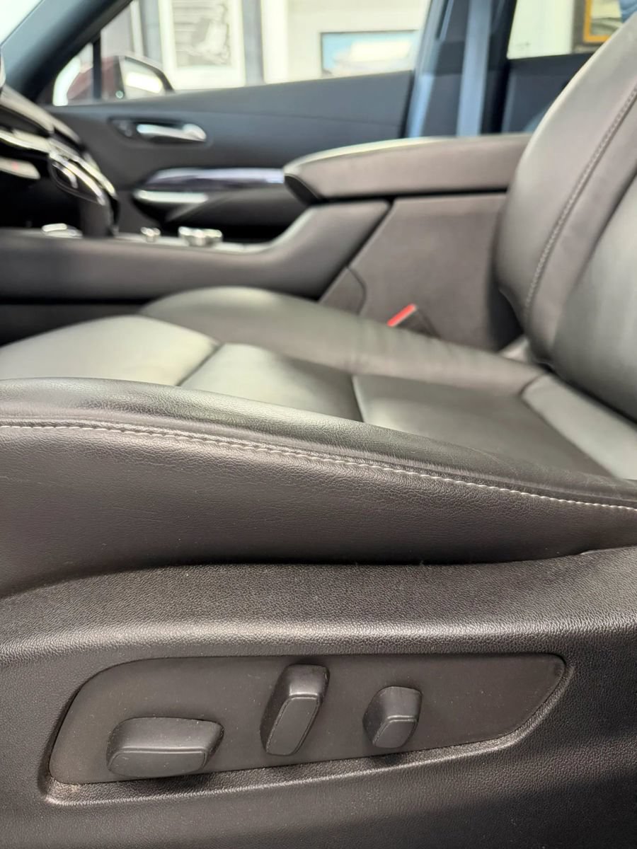 Used 2023 Cadillac XT4 Luxury w/ Cold Weather Package FWD image 10