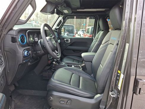 Used 2025 Jeep Wrangler Unlimited Rubicon 4xe image 11