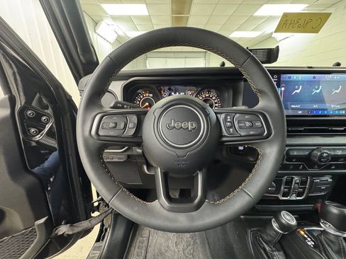 Used 2024 Jeep Gladiator Sport image 30